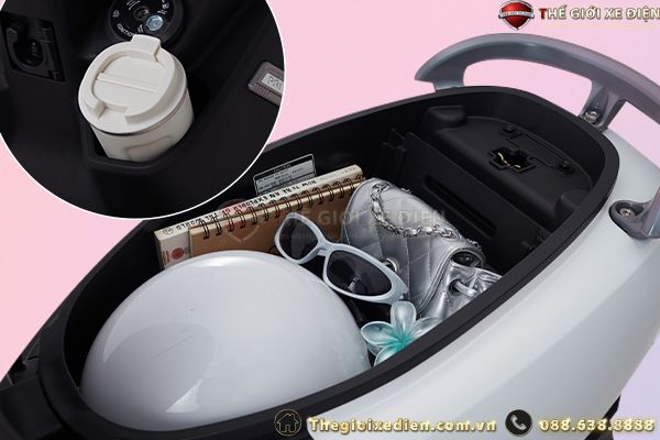 Cốp xe dung tích lớn đáp ứng tối đa nhu cầu chứa đồ cá nhân 