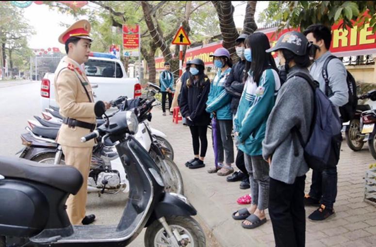 chưa đủ 16 tuổi chạy xe 50cc phạt bao nhiêu