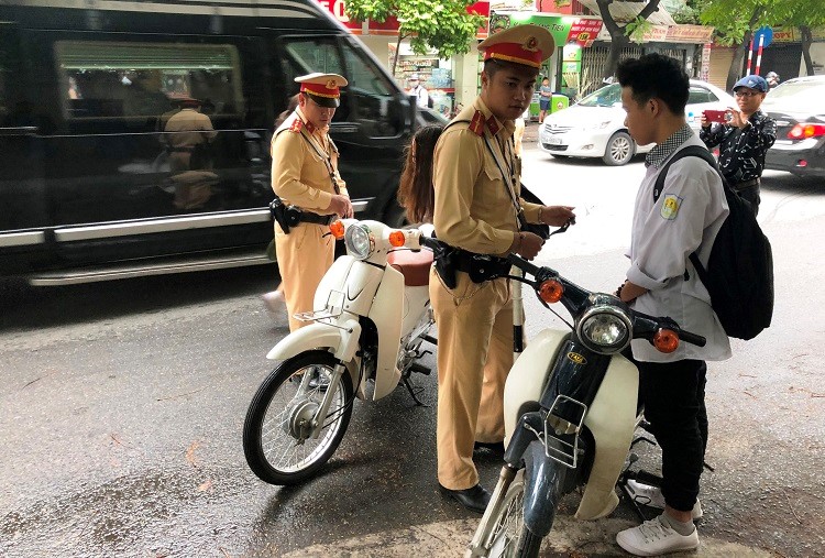 chưa đủ 16 tuổi chạy xe 50cc phạt bao nhiêu